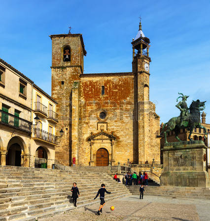 37712025-トルヒーリョ、カセレスのマヨール-トルヒーヨ-スペイン-2014-年-11-月-18-日-教会